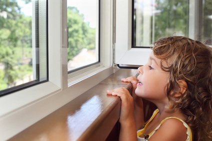 Les risques de la fenêtre : enfant à la fenêtre