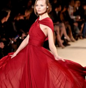 top model avec robe rouge
